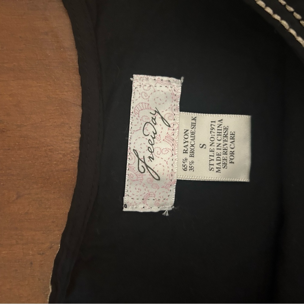 Mini black dress with tan floral embroidery - Picture 4 of 4